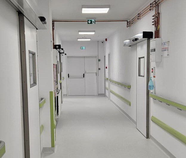 Usi HPL pentru Spital