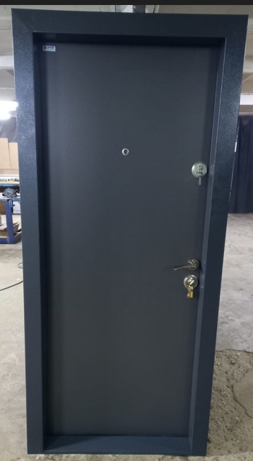 usi metalice de apartament